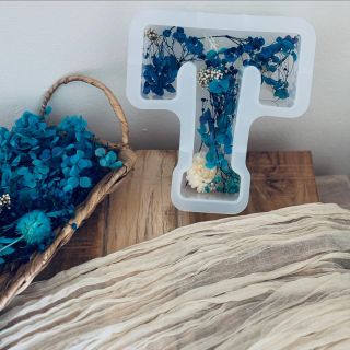 Díky tomu, že jsou písmena ručně vyráběná, každý kus je originál, rozložením dekorací i odstínem. ✨ Modré lístečky po...